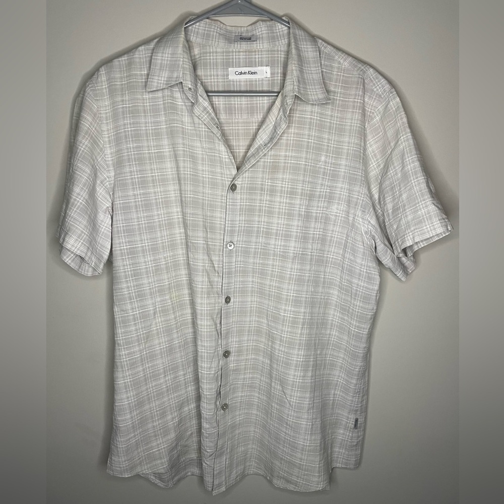 EUC - Men’s Calvin Klein Gray & White Button Down Shirt - Size: L